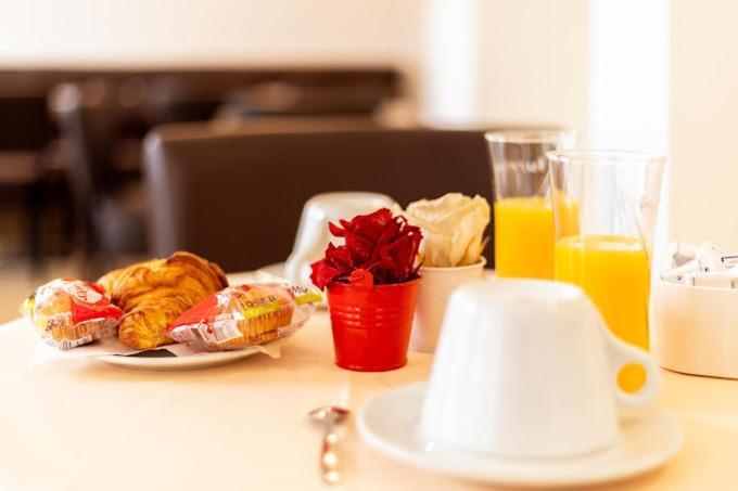 Le Theatre Hotel Suresnes Luaran gambar